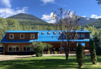 Cougar Mountain Lodge B&B allows 18 year olds to book a room