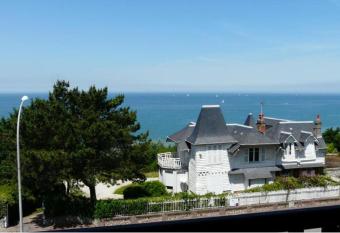 le SPA de Lily has rooms with a private hot tub