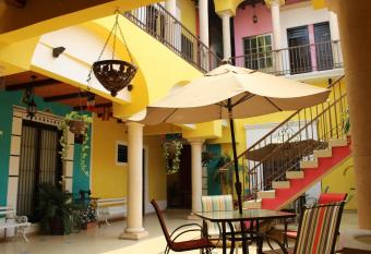 Hotel Guaranducha Inn allows 18 year olds to book a room