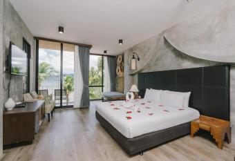 Patong Signature Boutique Hotel has rooms with a private hot tub