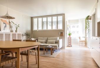 Scandinavian apartment with 2 bedrooms and terrasse - close to Storo Storsenter and all public transport has Balcony rooms