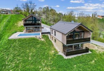 Luxus Chalet Moritz has Balcony rooms