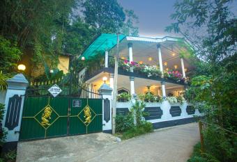 La Villa has Balcony rooms