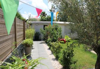 D  tente assur  e dans ce logement avec baln  o has Balcony rooms