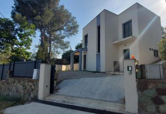 New house with garden and sea view in Fr  jus has Balcony rooms