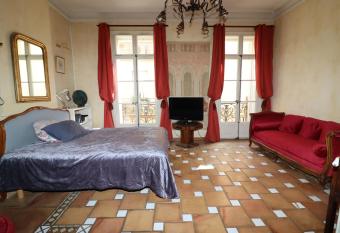 Chambre Bartissol allows 18 year olds to book a room