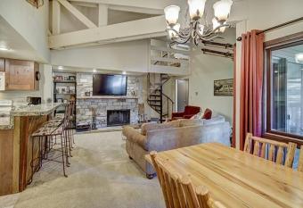 Updated 2Br Plus Loft Condo on Shuttle Route! Sleeps 8 & Kids Ski Free condo has Balcony rooms