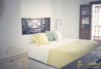 Duplex with wifi and air conditioning in Ronda allows 18 year olds to book a room