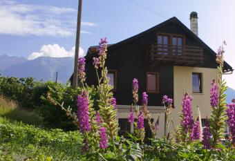 Les Soldanelles has Balcony rooms