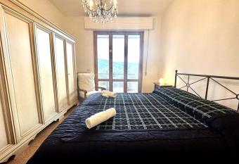 4 minuti dalla stazione Elegante Appartamento allows 18 year olds to book a room