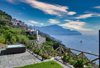 Villa Alba - Amalfi Coast has Balcony rooms