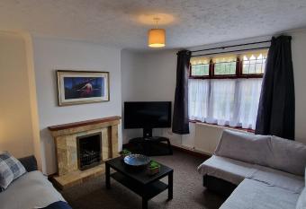 VH, 4 BR House, Upwell, Wisbech allows 18 year olds to book a room