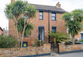 Frogmore Cottage has Balcony rooms