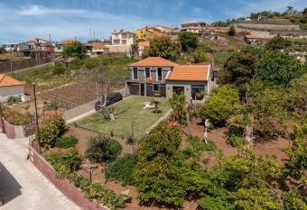 Casinha dos Canhas has Balcony rooms