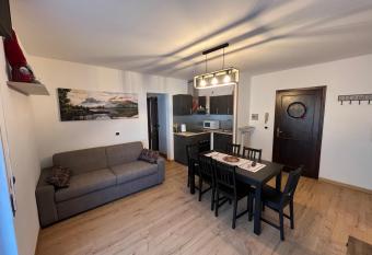 Residence Valtellina - Salita Baradello allows 18 year olds to book a room