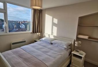 Penthouse Apartment Rutland Street Filey near sea allows 18 year olds to book a room
