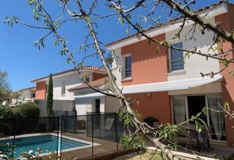 Maison 6 personnes avec piscine has Balcony rooms