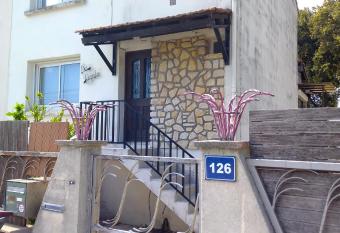 La maison de Fabienne has Balcony rooms