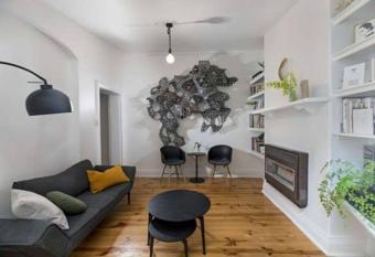 Cheerful 2-bedroom cozy house in Yatala allows 18 year olds to book a room