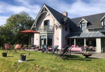 La maison rose    Saint Lunaire has Balcony rooms