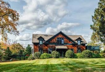 Kirby Carriage House Washington Green - Spa PoshPadsCT has rooms with a private hot tub