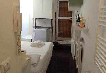 piccolo monolocale con angolo cottura has Balcony rooms