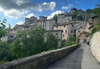 casa belvedere a Valle San Martino di Spoleto has rooms with a private hot tub