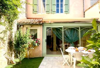 La romaine - town house with small garden allows 18 year olds to book a room
