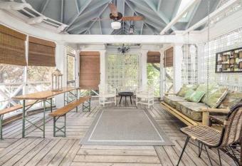 Southern Elegance in Heart of Memphis has Balcony rooms