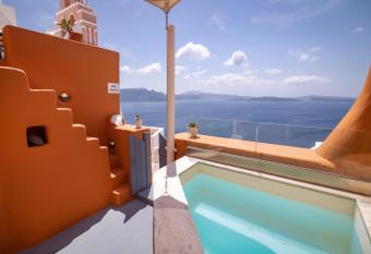 Villa Ambrosia has rooms with a private hot tub