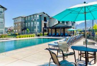 Resort Like Amenities King bd 2 Qn bds Fast WiFi Slps7 has rooms with a private hot tub