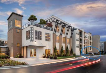 Luxury Living with Resort Amenities King bd Queens bd Sofa bd GymPoolHot Tub Fast WiFi has rooms with a private hot tub