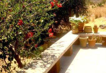 Sunny house 2 minutes from the sea! allows 18 year olds to book a room