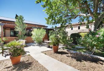 Haras Saint Est  ve allows 18 year olds to book a room