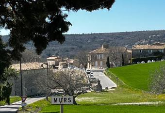 Charmante petite maison de village en pierres allows 18 year olds to book a room