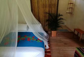 Despertar con las aves allows 18 year olds to book a room