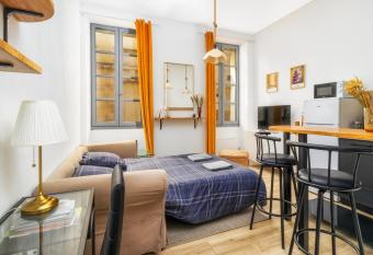 L Essentiel Avignon Intramuros allows 18 year olds to book a room