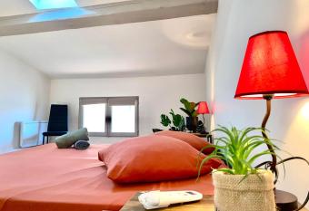 Charmante Maison en plein coeur de Pennautier allows 18 year olds to book a room