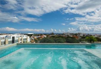 ANAH Downtown, a few steps from the beach and the 5th avenue. has rooms with a private hot tub