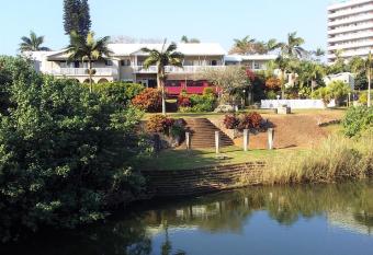 The Tweni Waterfront Guest Lodge has Balcony rooms