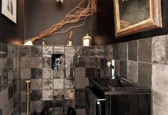 PARIS Maison Exception Terrasse Jacuzzi Parking gratuit has Balcony rooms