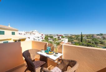 Villa Roseira, uma villa algarvia allows 18 year olds to book a room