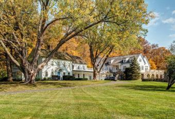 Sunny Ridge Estate 8BR, Heated Pool, Gas BBQ PoshPadsCT has Balcony rooms