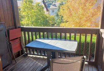 L   O   has Balcony rooms