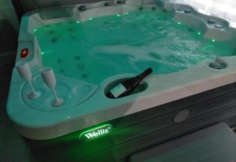 L escale du d  sir, Spa privatif has rooms with a private hot tub