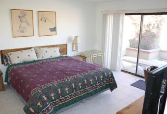 2B2B home in Palm desert 32-6 airbnb has rooms with a private hot tub