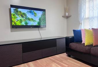 Spacious 2 Bedrooms Near NYC/EWR allows 18 year olds to book a room