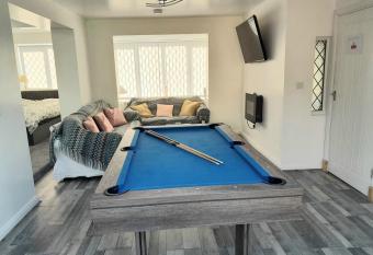 One bed stunning apartment with parking right outside, close to Burton town centre has Balcony rooms