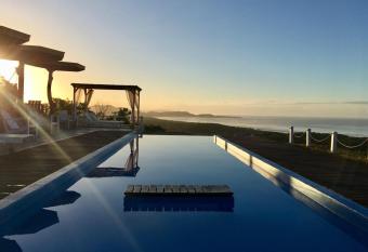 La Colina Pura Vista allows 18 year olds to book a room