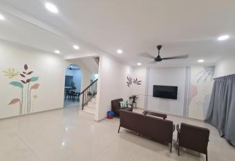 Air-home M3 Simpang near Aulong Econsave, 4BR, 10pax, Netflix has Balcony rooms